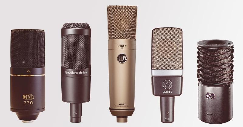 Un duo homme femme dans un studio d’enregistrement, micro et casque, créant chanson francaise 2024